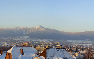 Winteransicht auf Berg Jested