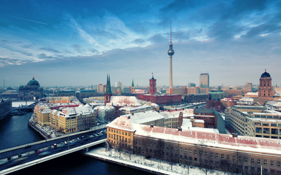 winterliche Skyline von Berlin mit Nikolaiviertel, Berliner Dom und Fernsehturm, Deutschland