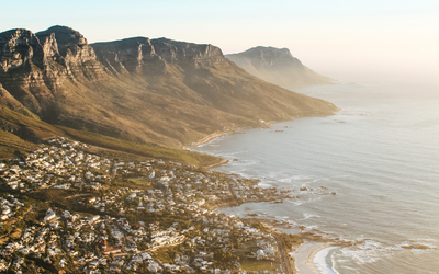 Ausblick auf die Bergkette Zwölf Apostel und Camps Bay nahe Kapstadt