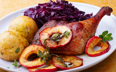 Gebratene Entenkeule mit Rotkohl und Knödel