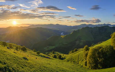 Panoramablick auf die Wildnis der Pyrenäen