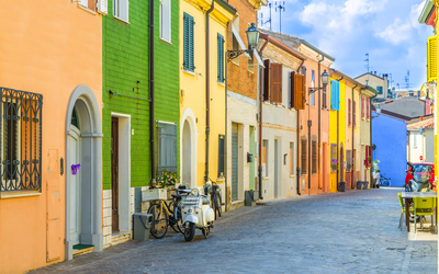 Bunte Häuser stehen in der Fishing Street von Rimini