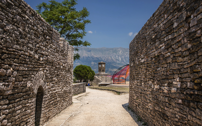 Festung Gjirokastra mit Uhrturm und Mauer im Süden Albaniens